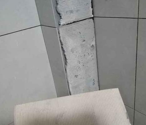 丹东瓷砖空鼓维修公司分享下厨房瓷砖脱落的补救措施。